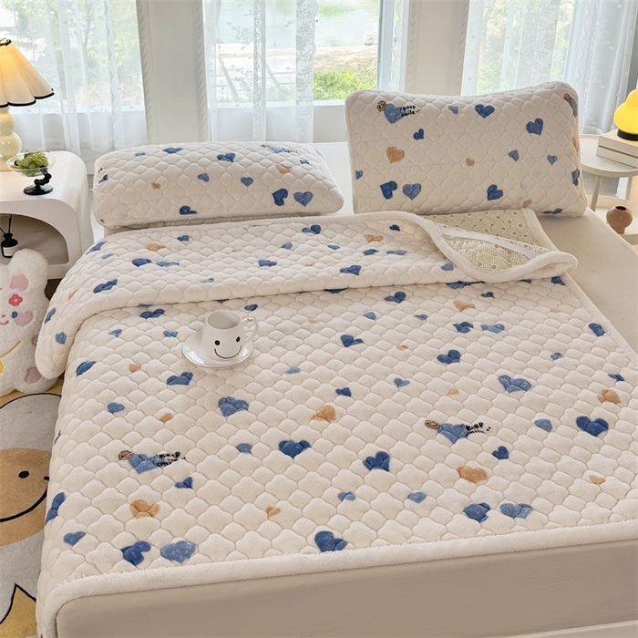 91家纺网 家纺一手货源 找家纺 优选 2025热款外贸跨境电商热销款冬季加厚牛奶绒印花床垫床垫学生单人宿舍上下铺 爱心点点