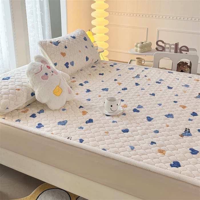 91家纺网 家纺一手货源 找家纺 优选 2025热款外贸跨境电商热销款冬季加厚牛奶绒印花床垫床垫学生单人宿舍上下铺 爱心点点