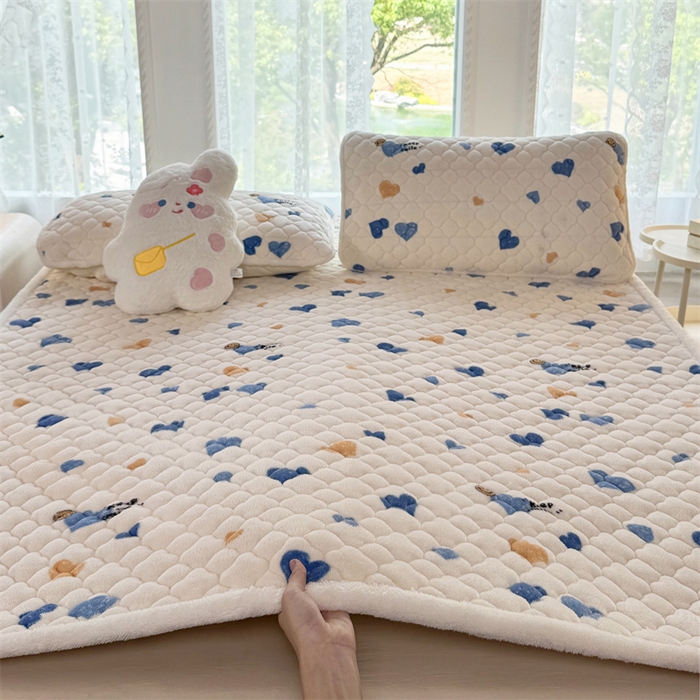 91家纺网 家纺一手货源 找家纺 优选 2025热款外贸跨境电商热销款冬季加厚牛奶绒印花床垫床垫学生单人宿舍上下铺 爱心点点