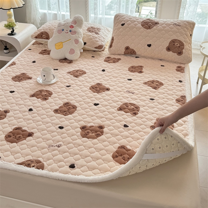 91家纺网 家纺一手货源 找家纺 优选 2025热款外贸跨境电商热销款冬季加厚牛奶绒印花床垫床垫学生单人宿舍上下铺 梦梦熊