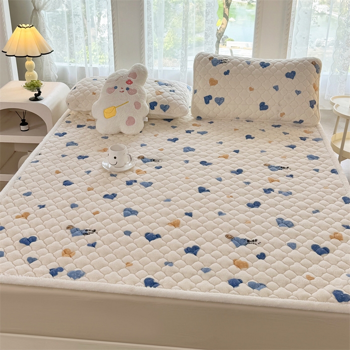 91家纺网 家纺一手货源 找家纺 优选 2025热款外贸跨境电商热销款冬季加厚牛奶绒印花床垫床垫学生单人宿舍上下铺 爱心点点