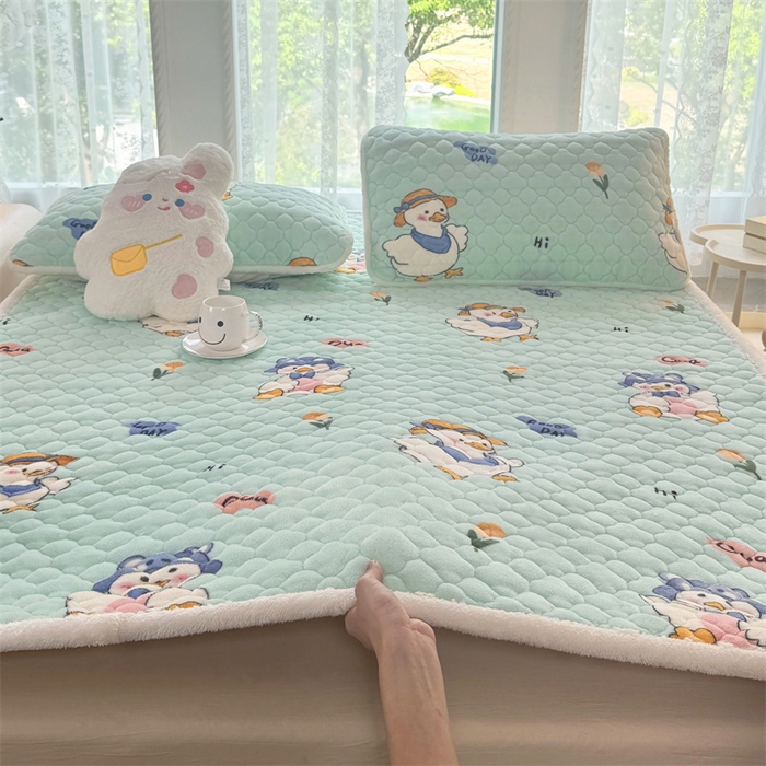91家纺网 家纺一手货源 找家纺 优选 2025热款外贸跨境电商热销款冬季加厚牛奶绒印花床垫床垫学生单人宿舍上下铺 顽皮小鸭