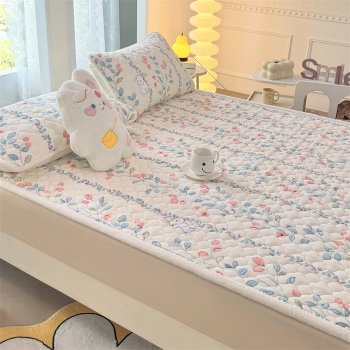 91家纺网 家纺一手货源 找家纺 优选 2025热款外贸跨境电商热销款冬季加厚牛奶绒印花床垫床垫学生单人宿舍上下铺 花间小兔