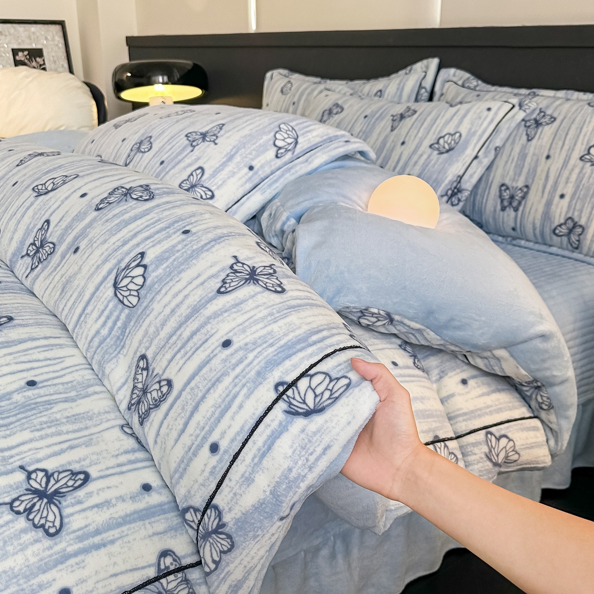 91家纺网 家纺一手货源 找家纺 （总）富米莱 2025新款牛奶绒烂花轻奢一字绣床盖床单四件套