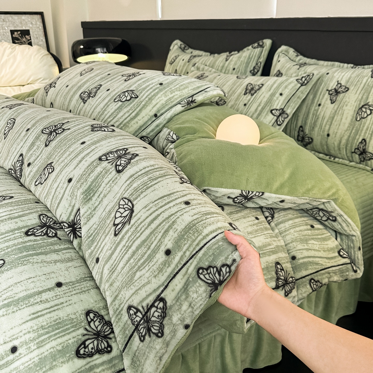 91家纺网 家纺一手货源 找家纺 （总）富米莱 2025新款牛奶绒烂花轻奢一字绣床盖床单四件套