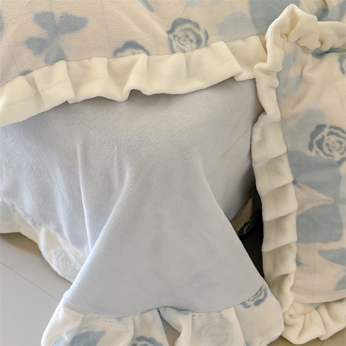 91家纺网 家纺一手货源 找家纺 潘朵拉家纺 2025立体着色雕花系列牛奶绒四件套 蓝蝶梦影