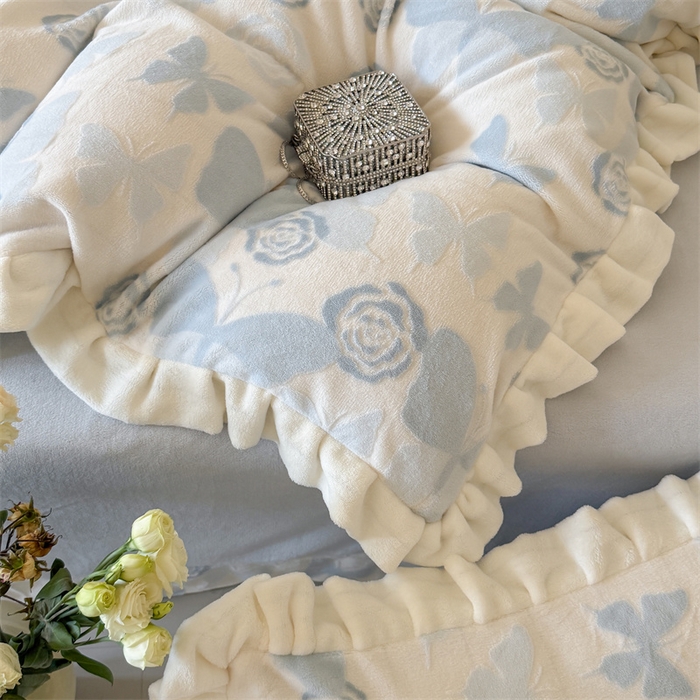 91家纺网 家纺一手货源 找家纺 潘朵拉家纺 2025立体着色雕花系列牛奶绒四件套 蓝蝶梦影