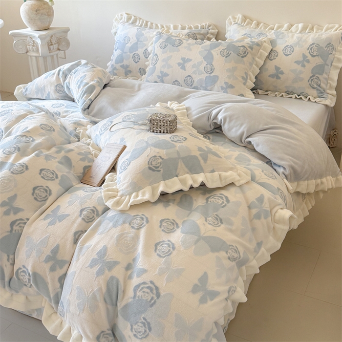 91家纺网 家纺一手货源 找家纺 潘朵拉家纺 2025立体着色雕花系列牛奶绒四件套 蓝蝶梦影