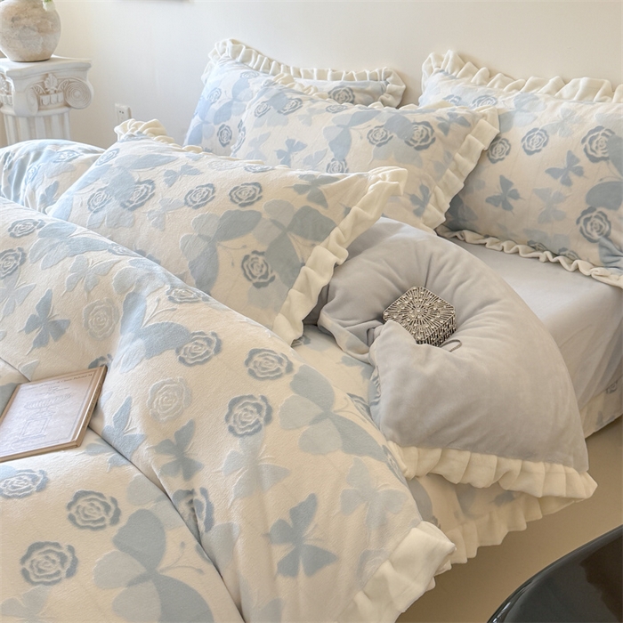 91家纺网 家纺一手货源 找家纺 潘朵拉家纺 2025立体着色雕花系列牛奶绒四件套 蓝蝶梦影