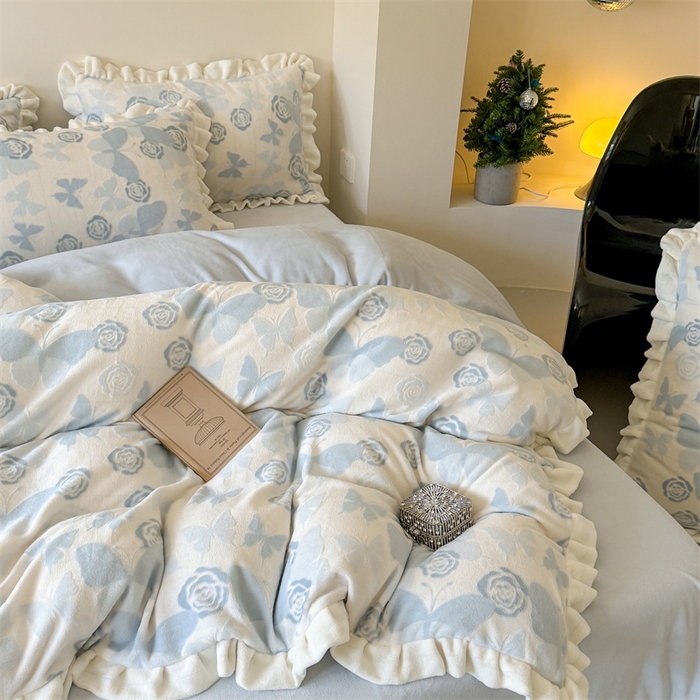 91家纺网 家纺一手货源 找家纺 潘朵拉家纺 2025立体着色雕花系列牛奶绒四件套 蓝蝶梦影