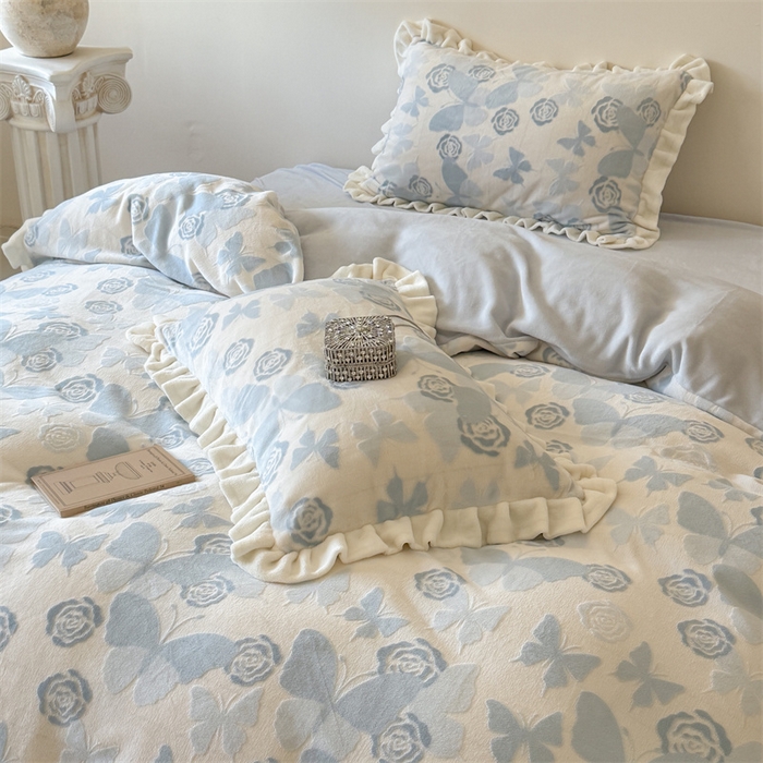 91家纺网 家纺一手货源 找家纺 潘朵拉家纺 2025立体着色雕花系列牛奶绒四件套 蓝蝶梦影