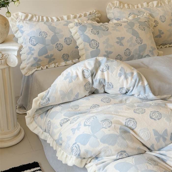 91家纺网 家纺一手货源 找家纺 潘朵拉家纺 2025立体着色雕花系列牛奶绒四件套 蓝蝶梦影