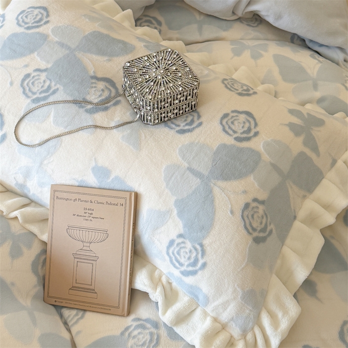 91家纺网 家纺一手货源 找家纺 潘朵拉家纺 2025立体着色雕花系列牛奶绒四件套 蓝蝶梦影