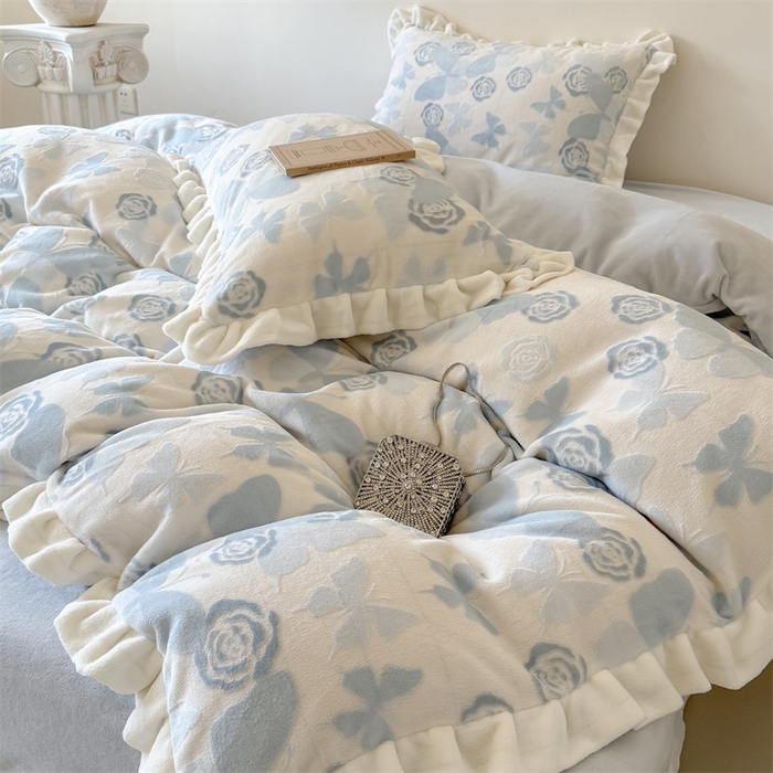 91家纺网 家纺一手货源 找家纺 潘朵拉家纺 2025立体着色雕花系列牛奶绒四件套 蓝蝶梦影