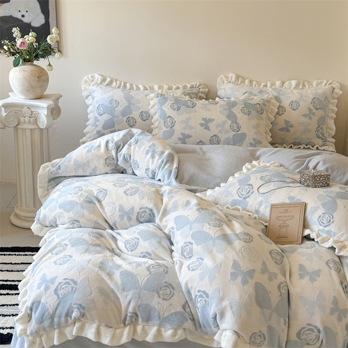 91家纺网 家纺一手货源 找家纺 潘朵拉家纺 2025立体着色雕花系列牛奶绒四件套 蓝蝶梦影