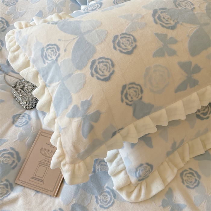 91家纺网 家纺一手货源 找家纺 潘朵拉家纺 2025立体着色雕花系列牛奶绒四件套 蓝蝶梦影