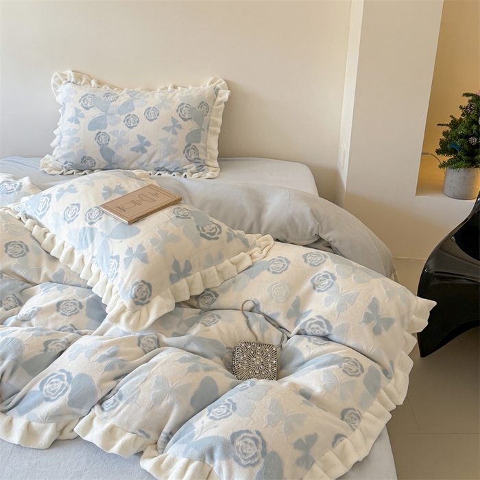 91家纺网 家纺一手货源 找家纺 潘朵拉家纺 2025立体着色雕花系列牛奶绒四件套 蓝蝶梦影