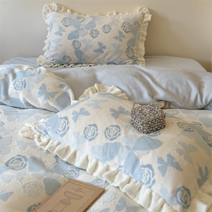 91家纺网 家纺一手货源 找家纺 潘朵拉家纺 2025立体着色雕花系列牛奶绒四件套 蓝蝶梦影