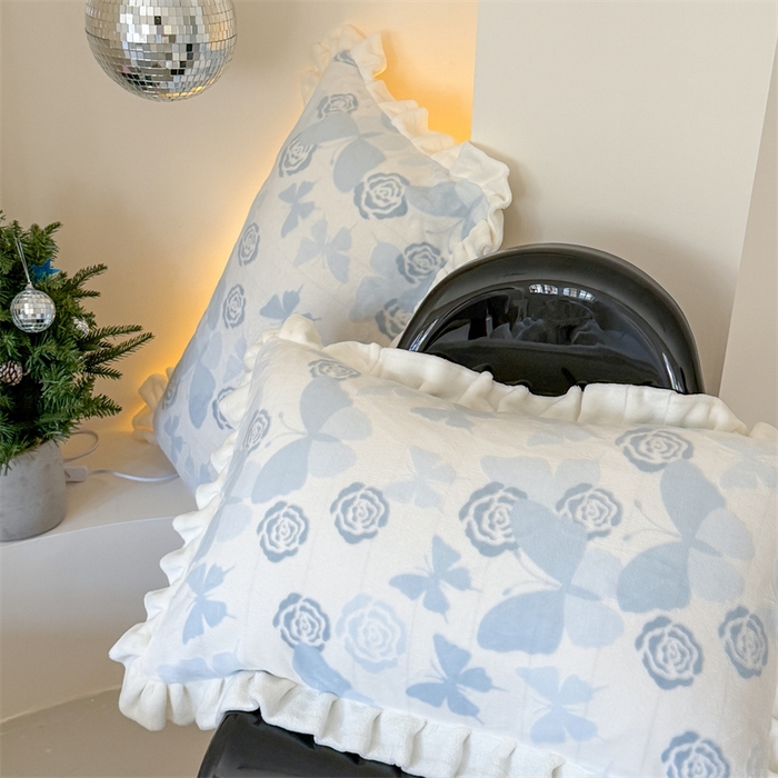 91家纺网 家纺一手货源 找家纺 潘朵拉家纺 2025立体着色雕花系列牛奶绒四件套 蓝蝶梦影