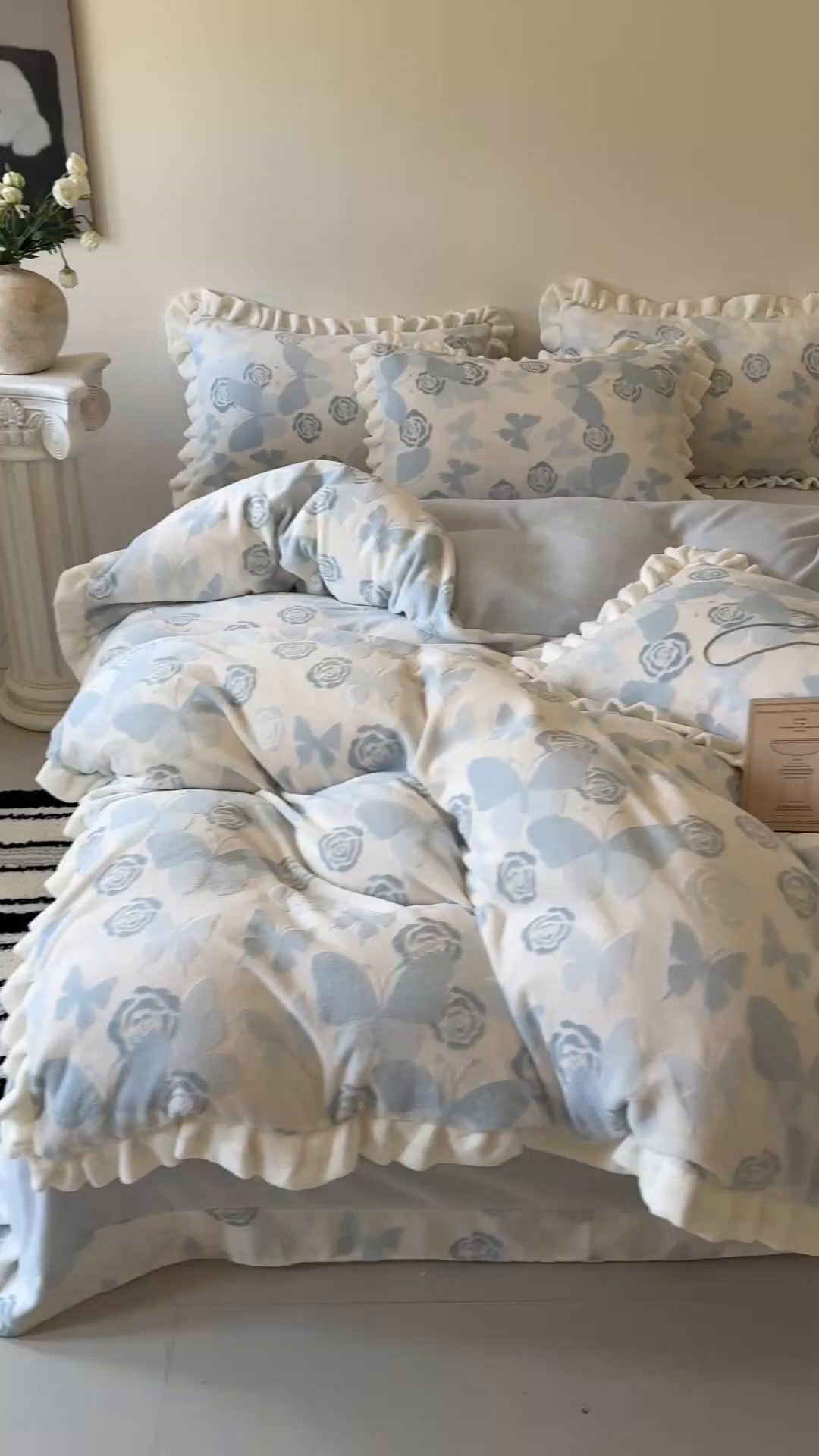 91家纺网 家纺一手货源 找家纺 潘朵拉家纺 2025立体着色雕花系列牛奶绒四件套 蓝蝶梦影