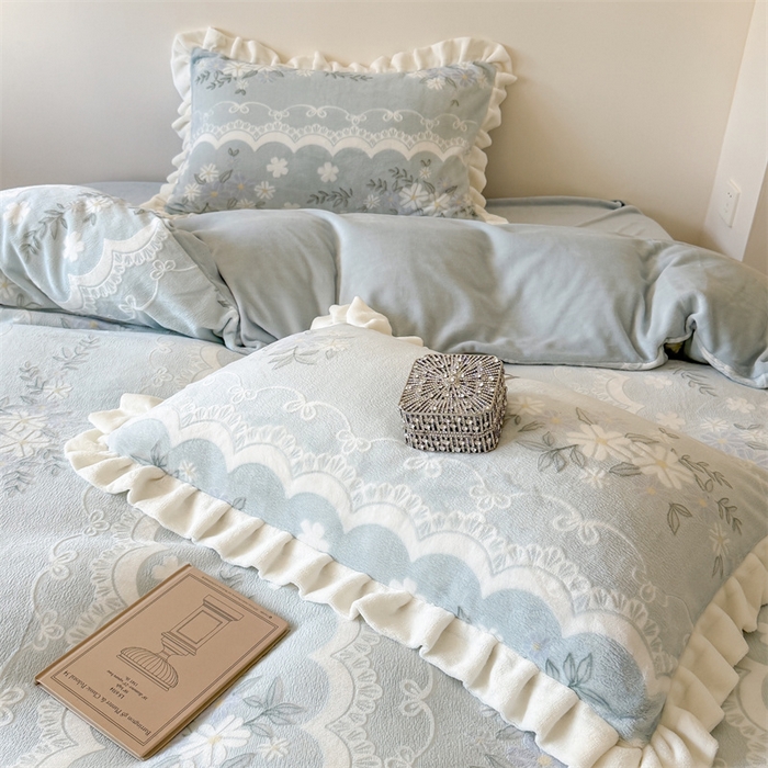 91家纺网 家纺一手货源 找家纺 潘朵拉家纺 2025立体着色雕花系列牛奶绒四件套 蓝韵