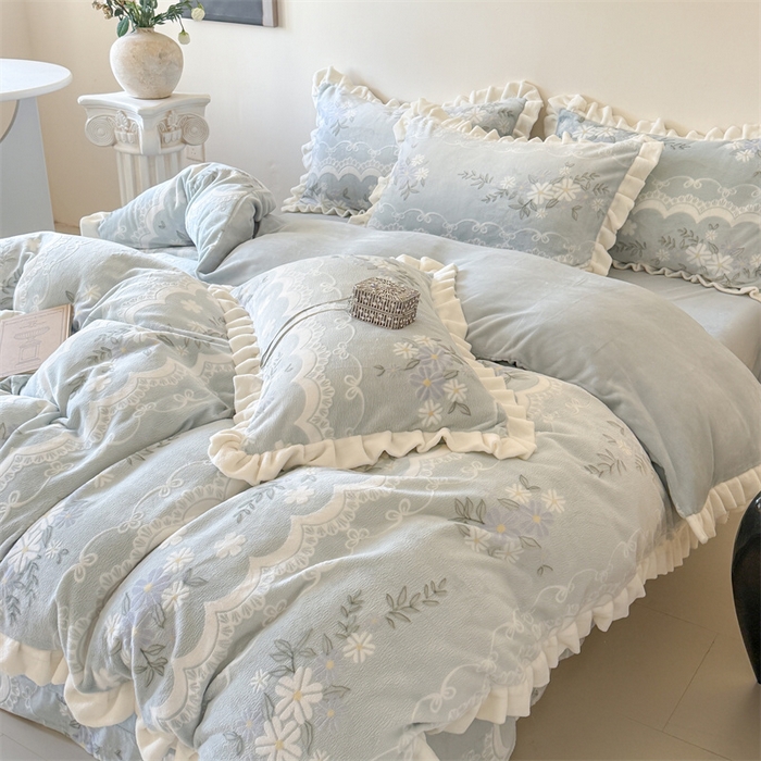 91家纺网 家纺一手货源 找家纺 潘朵拉家纺 2025立体着色雕花系列牛奶绒四件套 蓝韵