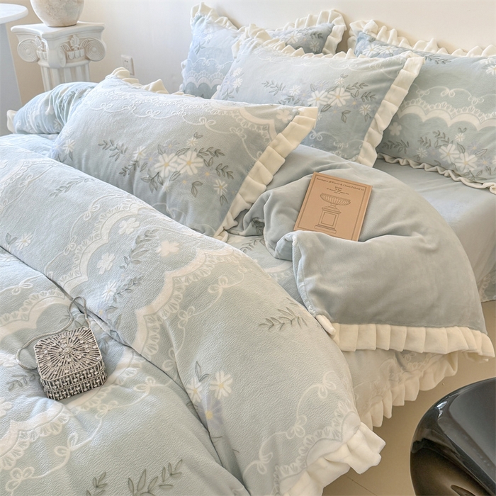 91家纺网 家纺一手货源 找家纺 潘朵拉家纺 2025立体着色雕花系列牛奶绒四件套 蓝韵