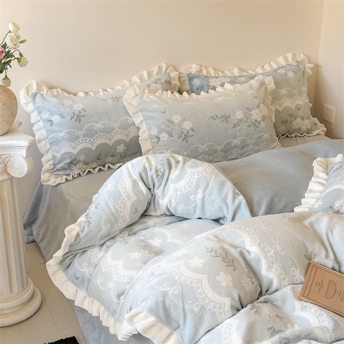 91家纺网 家纺一手货源 找家纺 潘朵拉家纺 2025立体着色雕花系列牛奶绒四件套 蓝韵