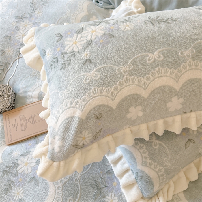 91家纺网 家纺一手货源 找家纺 潘朵拉家纺 2025立体着色雕花系列牛奶绒四件套 蓝韵