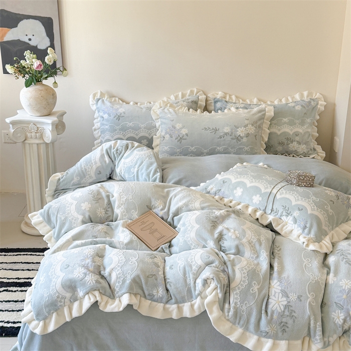 91家纺网 家纺一手货源 找家纺 潘朵拉家纺 2025立体着色雕花系列牛奶绒四件套 蓝韵