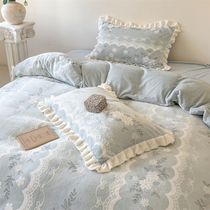 91家纺网 家纺一手货源 找家纺 潘朵拉家纺 2025立体着色雕花系列牛奶绒四件套 蓝韵