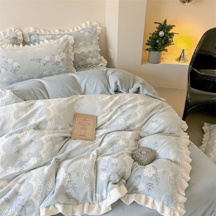 91家纺网 家纺一手货源 找家纺 潘朵拉家纺 2025立体着色雕花系列牛奶绒四件套 蓝韵