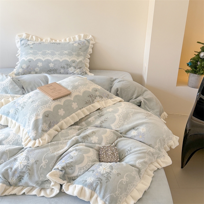 91家纺网 家纺一手货源 找家纺 潘朵拉家纺 2025立体着色雕花系列牛奶绒四件套 蓝韵