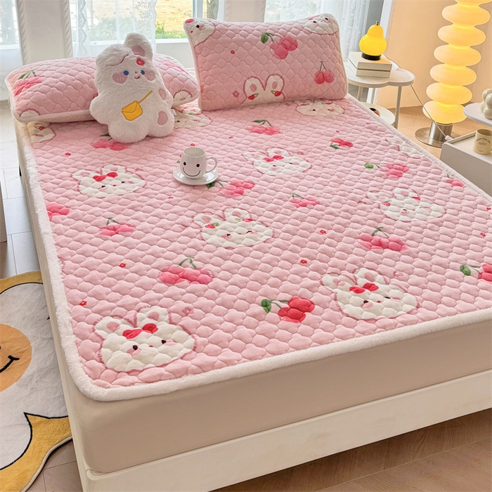 91家纺网 家纺一手货源 找家纺 优选 2025热款外贸跨境电商热销款冬季加厚牛奶绒印花床垫床垫学生单人宿舍上下铺 樱桃小兔