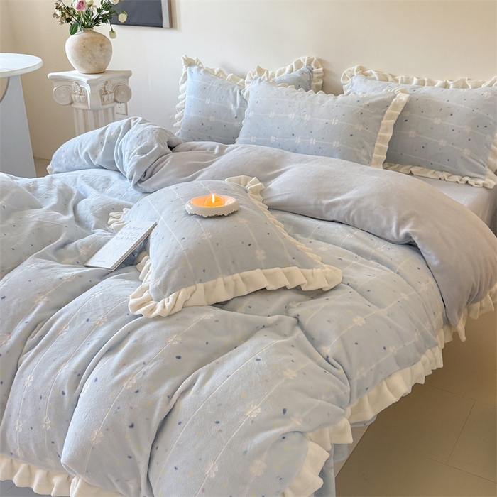 91家纺网 家纺一手货源 找家纺 潘朵拉家纺 2025立体着色雕花系列牛奶绒四件套 浅蓝星辰