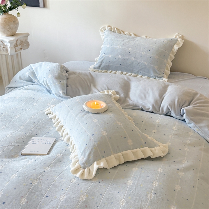 91家纺网 家纺一手货源 找家纺 潘朵拉家纺 2025立体着色雕花系列牛奶绒四件套 浅蓝星辰