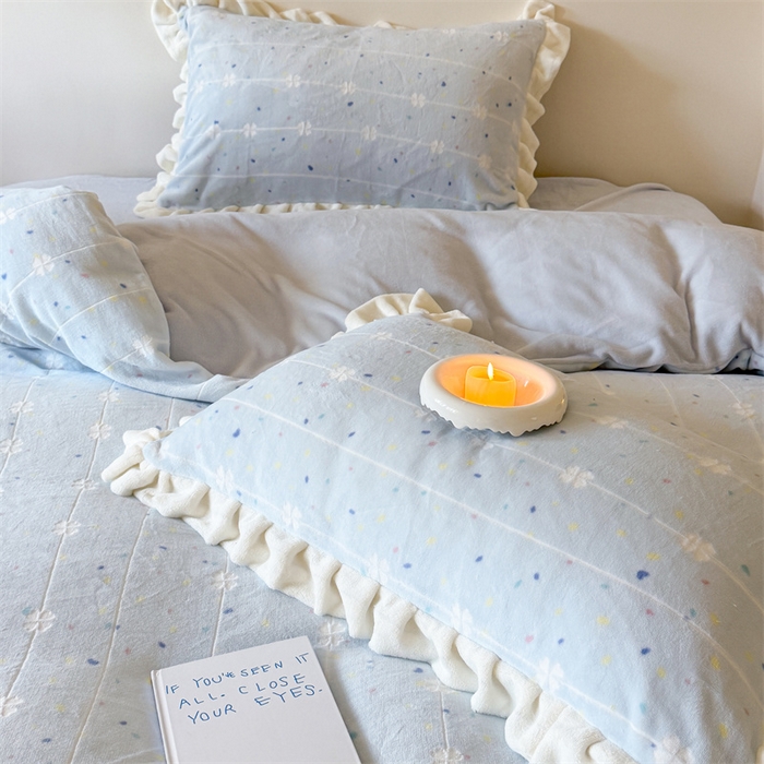 91家纺网 家纺一手货源 找家纺 潘朵拉家纺 2025立体着色雕花系列牛奶绒四件套 浅蓝星辰