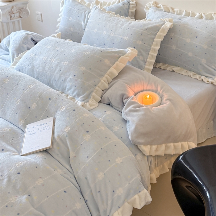 91家纺网 家纺一手货源 找家纺 潘朵拉家纺 2025立体着色雕花系列牛奶绒四件套 浅蓝星辰