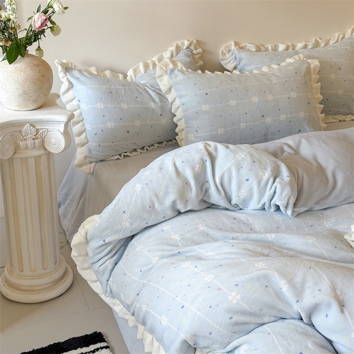 91家纺网 家纺一手货源 找家纺 潘朵拉家纺 2025立体着色雕花系列牛奶绒四件套 浅蓝星辰