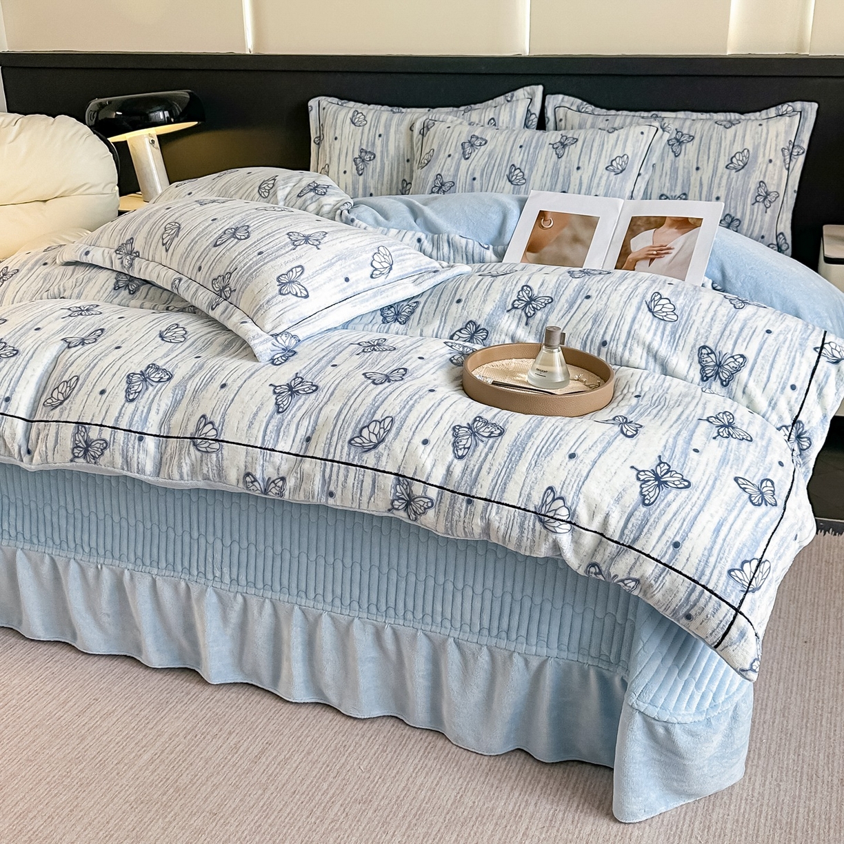 91家纺网 家纺一手货源 找家纺 （总）富米莱 2025新款牛奶绒烂花轻奢一字绣床盖床单四件套