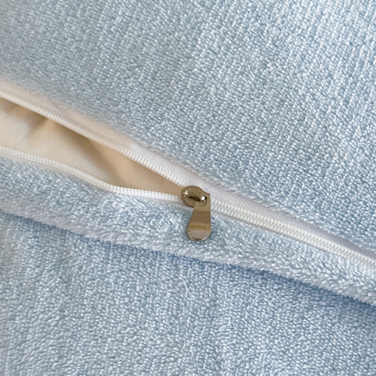 91家纺网 家纺一手货源 找家纺 （总）富米莱 2025新款牛奶绒烂花轻奢一字绣床盖床单四件套