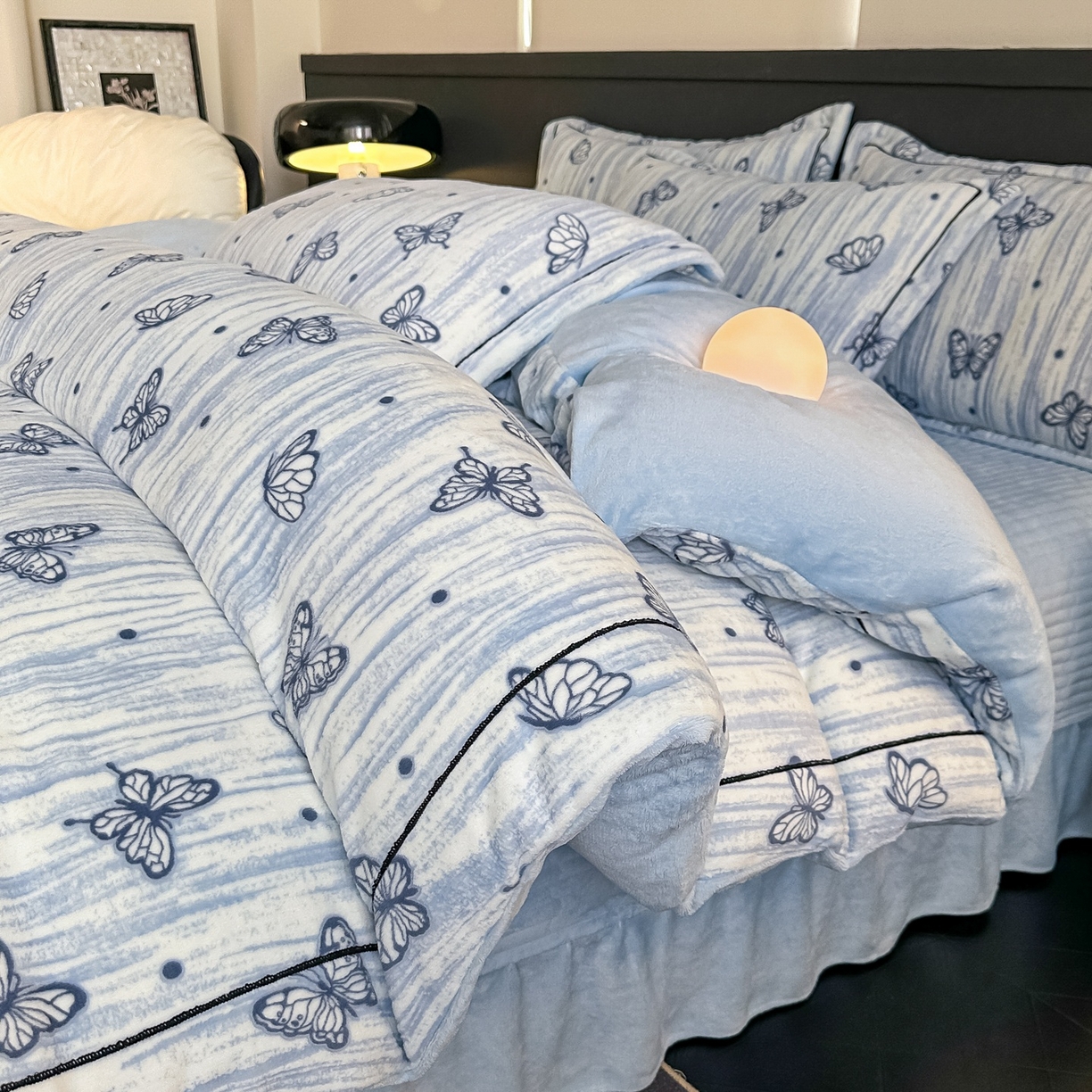 91家纺网 家纺一手货源 找家纺 （总）富米莱 2025新款牛奶绒烂花轻奢一字绣床盖床单四件套