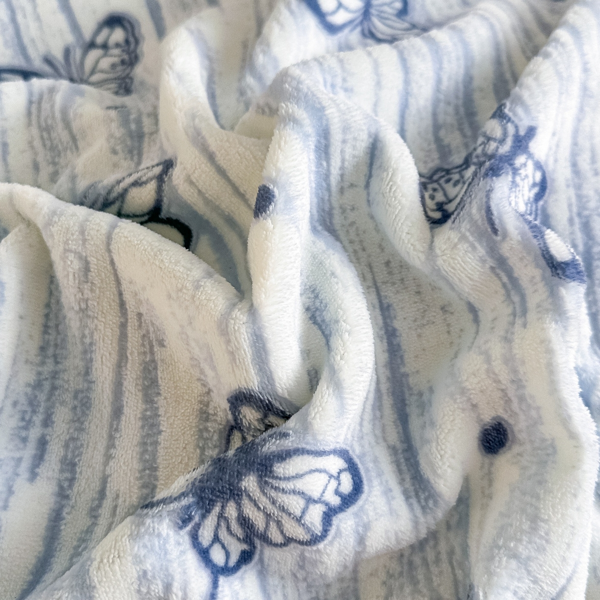 91家纺网 家纺一手货源 找家纺 （总）富米莱 2025新款牛奶绒烂花轻奢一字绣床盖床单四件套