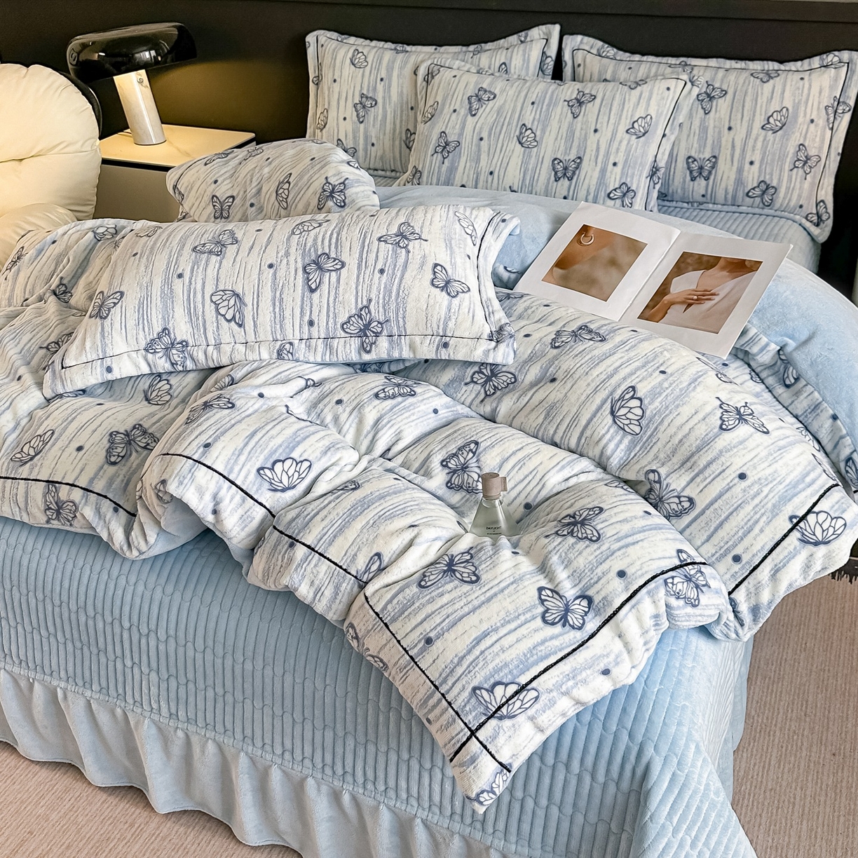 91家纺网 家纺一手货源 找家纺 （总）富米莱 2025新款牛奶绒烂花轻奢一字绣床盖床单四件套