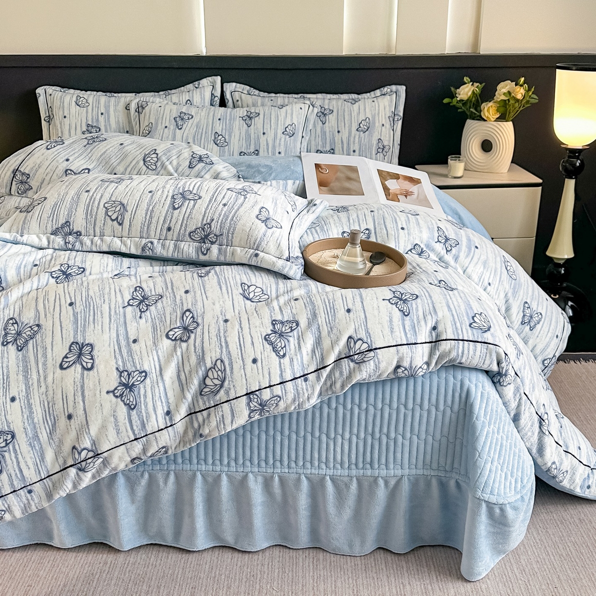 91家纺网 家纺一手货源 找家纺 （总）富米莱 2025新款牛奶绒烂花轻奢一字绣床盖床单四件套