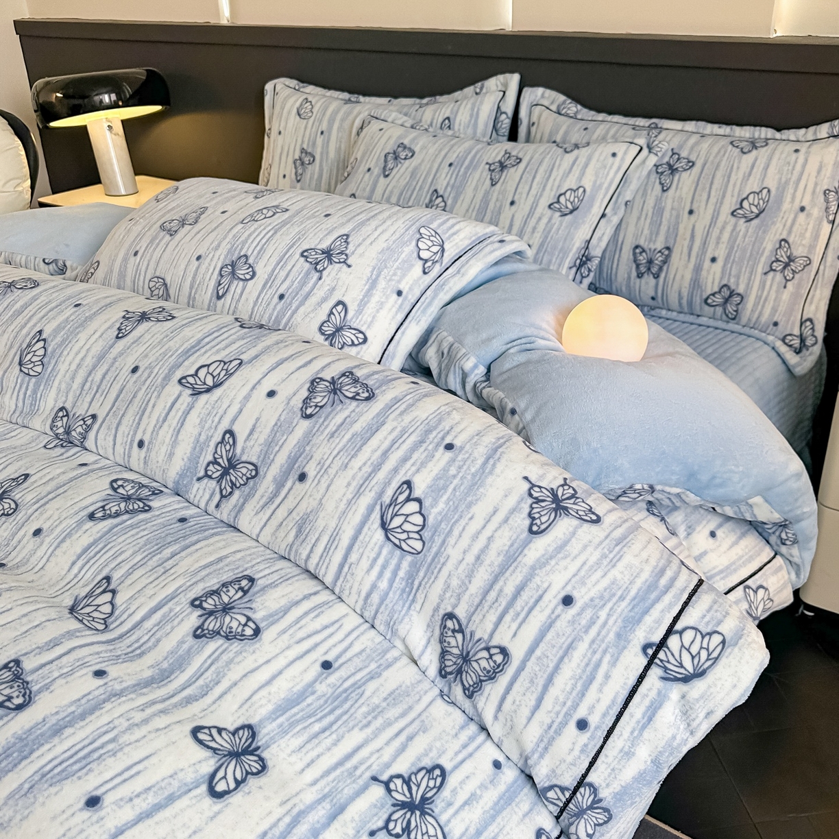 91家纺网 家纺一手货源 找家纺 （总）富米莱 2025新款牛奶绒烂花轻奢一字绣床盖床单四件套