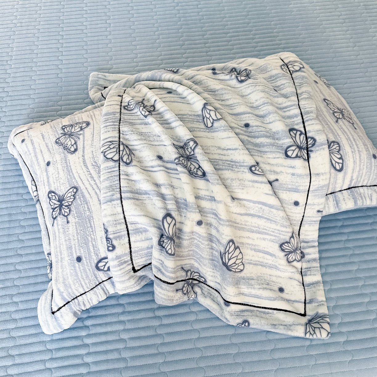 91家纺网 家纺一手货源 找家纺 （总）富米莱 2025新款牛奶绒烂花轻奢一字绣床盖床单四件套