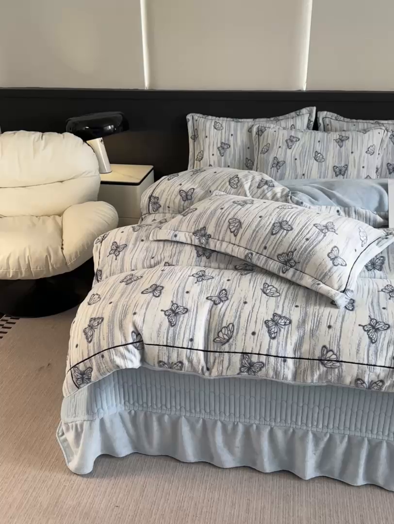 91家纺网 家纺一手货源 找家纺 （总）富米莱 2025新款牛奶绒烂花轻奢一字绣床盖床单四件套