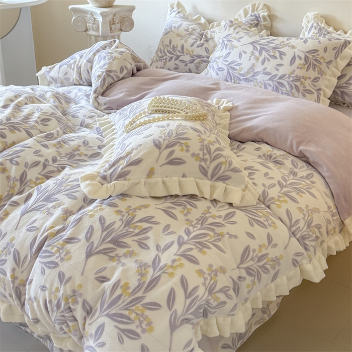 91家纺网 家纺一手货源 找家纺 潘朵拉家纺 2025立体着色雕花系列牛奶绒四件套 叶韵-紫