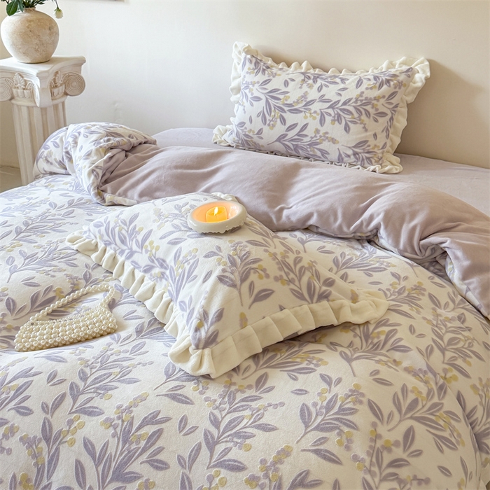 91家纺网 家纺一手货源 找家纺 潘朵拉家纺 2025立体着色雕花系列牛奶绒四件套 叶韵-紫
